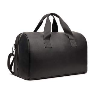 Sac week-end au design épuré. L'extérieur du sac est en PU recyclé RCS, la doublure intérieure est également en matières recyclées. Grande fermeture éclair pour une bonne accessibilité. Poignée confortable et bandoulière réglable pour un sac polyvalent. Fabriqué à partir de 32% de matériaux recyclés certifiés RCS (Recycled Claim Standard), garantissant une chaîne d'approvisionnement entièrement certifiée des matériaux recyclés utilisés. Le contenu recyclé total est basé sur le poids total du produit, reflétant notre engagement envers un approvisionnement responsable. Ce produit contient 24% de polyester recyclé certifié RCS et 7% de PU recyclé certifié RCS. Sac week-end au design épuré. L'extérieur du sac est en PU recyclé RCS, la doublure intérieure est également en matières recyclées. Grande fermeture éclair pour une bonne accessibilité. Poignée confortable et bandoulière réglable pour un sac polyvalent. Fabriqué à partir de 32% de matériaux recyclés certifiés RCS (Recycled Claim Standard), garantissant une chaîne d'approvisionnement entièrement certifiée des matériaux recyclés utilisés. Le contenu recyclé total est basé sur le poids total du produit, reflétant notre engagement envers un approvisionnement responsable. Ce produit contient 24% de polyester recyclé certifié RCS et 7% de PU recyclé certifié RCS.