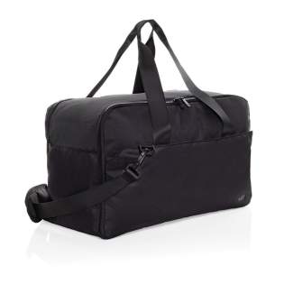 Sac weekend Swiss Peak avec compartiment pour ordinateur portable de 15"6 pouces pour tous vos courts voyages d'affaires. Fabriqué en rPET 300D/150D Aware™. Le compartiment principal est doté de poches supplémentaires et d'une poche à fermeture éclair à l'intérieur. Fermetures à zip rigides.<br /><br />FitsLaptopTabletSizeInches: 15.6<br />PVC free: true Sac weekend Swiss Peak avec compartiment pour ordinateur portable de 15"6 pouces pour tous vos courts voyages d'affaires. Fabriqué en rPET 300D/150D Aware™. Le compartiment principal est doté de poches supplémentaires et d'une poche à fermeture éclair à l'intérieur. Fermetures à zip rigides.<br /><br />FitsLaptopTabletSizeInches: 15.6<br />PVC free: true