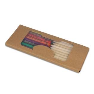 Ein vielseitiges Set aus Malstiften und Buntstiften, verpackt in einer Kraftbox mit Klarsichtfenster. Dieses Set eignet sich für Kinder und Erwachsene gleichermaßen und ist ideal zum Zeichnen, Ausmalen und für kreative Projekte. Zusammen mit dem Öko-Digitaldruck ist es eine umweltbewusste Option und damit ein ideales und durchdachtes Geschenk. Ein vielseitiges Set aus Malstiften und Buntstiften, verpackt in einer Kraftbox mit Klarsichtfenster. Dieses Set eignet sich für Kinder und Erwachsene gleichermaßen und ist ideal zum Zeichnen, Ausmalen und für kreative Projekte. Zusammen mit dem Öko-Digitaldruck ist es eine umweltbewusste Option und damit ein ideales und durchdachtes Geschenk.