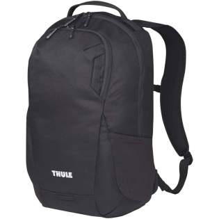 Der Thule Lumion 16''-Laptop-Rucksack ist aus recyceltem Polyester hergestellt und verfügt über eine Fronttasche mit Reißverschluss zur Organisation sowie ein größeres Reißverschlussfach mit einer gepolsterten 16''-Laptophülle. Der Tragegriff an der Oberseite ermöglicht ein einfaches Greifen und Tragen, während das gepolsterte Rückenteil die Lendenwirbelsäule stützt. Zu den weiteren Ausstattungsmerkmalen des Rucksacks gehören eine seitliche Tasche für Wasserflaschen und ein Daisy-Chain-Gurt.