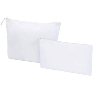 Set de 2 trousses de toilette en polyester recyclé certifié GRS. Le set comprend une grande et une petite pochette pour un rangement organisé. Léger, durable et facile à ranger dans un bagage. La grande pochette mesure 32 x 21 cm, la petite 23 x 13 cm. 