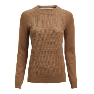 Maak kennis met de Scarsdale Sweater, klassiek comfort met een moderne twist. Met een gestructureerd breisel aan de voor- en achterzijde biedt deze trui textuur en diepte, terwijl de raglanmouwen worden geaccentueerd met twee contrast strepen voor een sportieve, eigentijdse flair. Deze trui is gemaakt van 80% gecertificeerd biologisch katoen en 20% gecertificeerd gerecycled polyester. Maak kennis met de Scarsdale Sweater, klassiek comfort met een moderne twist. Met een gestructureerd breisel aan de voor- en achterzijde biedt deze trui textuur en diepte, terwijl de raglanmouwen worden geaccentueerd met twee contrast strepen voor een sportieve, eigentijdse flair. Deze trui is gemaakt van 80% gecertificeerd biologisch katoen en 20% gecertificeerd gerecycled polyester.