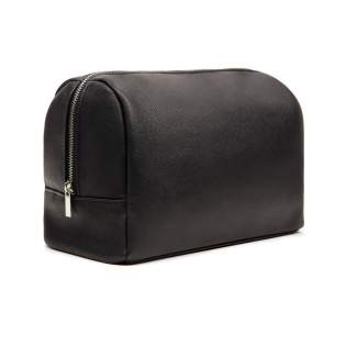 Trousse de toilette au look épuré et simple en PU recyclé et doublure conforme aux normes RCS. Fabriqué à partir de 43% de matériaux recyclés certifiés RCS (Recycled Claim Standard), garantissant une chaîne d'approvisionnement entièrement certifiée des matériaux recyclés utilisés. Le contenu recyclé total est basé sur le poids total du produit, reflétant notre engagement envers un approvisionnement responsable. Ce produit contient 32% de polyester recyclé certifié RCS et 11% de PU recyclé certifié RCS. Trousse de toilette au look épuré et simple en PU recyclé et doublure conforme aux normes RCS. Fabriqué à partir de 43% de matériaux recyclés certifiés RCS (Recycled Claim Standard), garantissant une chaîne d'approvisionnement entièrement certifiée des matériaux recyclés utilisés. Le contenu recyclé total est basé sur le poids total du produit, reflétant notre engagement envers un approvisionnement responsable. Ce produit contient 32% de polyester recyclé certifié RCS et 11% de PU recyclé certifié RCS.