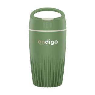 Wiederverwendbarer Kaffeebecher der Marke BE O Lifestyle. Ein Becher aus pflanzlichen Fetten und Ölen, die aus Abfällen von Gastronomiebetrieben in den Niederlanden gewonnen werden. 100% recycelbar. Geruchs- und geschmacksneutral. Dieser verschütsichere Designerbecher ist leicht, einfach zu tragen und bequem zu benutzen. Passt in fast jeden Kaffeehalter. Ideal für unterwegs. EU-zertifiziert. Spülmaschinengeeignet bis 65°C. Um den Aufdruck zu erhalten, wird Waschen von Hand empfohlen. Fassungsvermögen 340 ml. Niederländisches Design. Made in Europe. Wiederverwendbarer Kaffeebecher der Marke BE O Lifestyle. Ein Becher aus pflanzlichen Fetten und Ölen, die aus Abfällen von Gastronomiebetrieben in den Niederlanden gewonnen werden. 100% recycelbar. Geruchs- und geschmacksneutral. Dieser verschütsichere Designerbecher ist leicht, einfach zu tragen und bequem zu benutzen. Passt in fast jeden Kaffeehalter. Ideal für unterwegs. EU-zertifiziert. Spülmaschinengeeignet bis 65°C. Um den Aufdruck zu erhalten, wird Waschen von Hand empfohlen. Fassungsvermögen 340 ml. Niederländisches Design. Made in Europe.