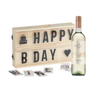 Rackpack Wine Sign: Weinkiste und Stecktafel in einem. Das Modell Wine Sign ist für eine Flasche geeignet und kann in einen Stecktafel mit zwei Zeilen für Ihren eigenen Text verwandelt werden. 85 Buchstaben, Zahlen und Symbolen einbegriffen. Rackpack: eine Wein-Geschenkbox aus FSC-Holz mit einem neuen, zweiten Leben! • geeignet für eine Flasche Wein • 8-10 mm FSC-zertifiziertes, nachhaltiges Kiefernholz • Wein nicht inklusive. Wird einzeln in einem Kraftkarton geliefert. Rackpack Wine Sign: Weinkiste und Stecktafel in einem. Das Modell Wine Sign ist für eine Flasche geeignet und kann in einen Stecktafel mit zwei Zeilen für Ihren eigenen Text verwandelt werden. 85 Buchstaben, Zahlen und Symbolen einbegriffen. Rackpack: eine Wein-Geschenkbox aus FSC-Holz mit einem neuen, zweiten Leben! • geeignet für eine Flasche Wein • 8-10 mm FSC-zertifiziertes, nachhaltiges Kiefernholz • Wein nicht inklusive. Wird einzeln in einem Kraftkarton geliefert.