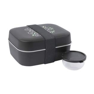 Une boîte à lunch pratique en plastique PP de la marque Amuse. Avec une très grande capacité et diverses options. La lunch box est réglable en 3 hauteurs et dispose de plusieurs compartiments et d'une fermeture élastique. La cloison nervurée peut être utilisée comme couvercle ou comme séparateur entre les aliments. Vous pouvez ainsi séparer facilement la salade du pain. Dans le bocal séparé, scellable et anti-fuite, vous pouvez prendre une vinaigrette ou des ingrédients pour assaisonner votre repas. En été, remplissez le pot de glaçons et gardez votre repas délicieusement frais. Le fond nervuré assure une bonne ventilation, de sorte que le contenu reste frais plus longtemps. Parfait pour transporter un déjeuner complet et varié. Sans BPA. Seule la boîte à lunch convient au micro-ondes, au congélateur et au lave-vaisselle jusqu'à 65°C. Le lavage à la main est recommandé pour préserver l'impression. Capacité 500 ml. Fabriqué en Belgique. Une boîte à lunch pratique en plastique PP de la marque Amuse. Avec une très grande capacité et diverses options. La lunch box est réglable en 3 hauteurs et dispose de plusieurs compartiments et d'une fermeture élastique. La cloison nervurée peut être utilisée comme couvercle ou comme séparateur entre les aliments. Vous pouvez ainsi séparer facilement la salade du pain. Dans le bocal séparé, scellable et anti-fuite, vous pouvez prendre une vinaigrette ou des ingrédients pour assaisonner votre repas. En été, remplissez le pot de glaçons et gardez votre repas délicieusement frais. Le fond nervuré assure une bonne ventilation, de sorte que le contenu reste frais plus longtemps. Parfait pour transporter un déjeuner complet et varié. Sans BPA. Seule la boîte à lunch convient au micro-ondes, au congélateur et au lave-vaisselle jusqu'à 65°C. Le lavage à la main est recommandé pour préserver l'impression. Capacité 500 ml. Fabriqué en Belgique.