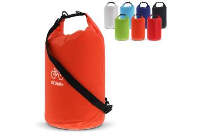 Waterproof duffel bag, ideal for the beach, on a boat or just for a stroll through the forest. Filled with air this bag stays afloat, ideal in emergencies. With the additional ring and carabiners this bag can easily be carried cross-body. Waterproof IPX6, protected against high pressure stream water from any angle. Do not immerse the bag.