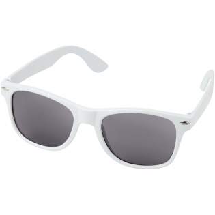 Ces lunettes de soleil durables au design rétro sont le cadeau promotionnel idéal lors des festivals d'été, des événements ou d'autres activités extérieures par temps ensoleillé. Fabriquées à partir de plastique recyclé PET, les lunettes de soleil sont légères et confortables à porter. Ces lunettes sont conformes à la norme EN ISO 12312-1 et sont dotées de verres UV400 classés dans la catégorie 3, ce qui en fait le choix idéal pour une protection contre les rayons du soleil. 