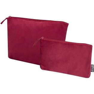 Set de 2 trousses de toilette en polyester velvet gomme recyclé certifié GRS. Le set comprend une grande et une petite pochette pour un rangement organisé. Léger, durable et facile à ranger dans un bagage. La grande pochette mesure 32 x 21 cm, la petite 23 x 13 cm. 