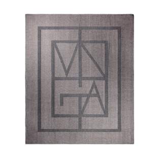 Blottissez-vous et restez au chaud avec notre couverture monogramme - un plaid élégant et doux au toucher luxueux. Elle présente un design double face avec des tons contrastés et un subtil motif de monogramme inversé. Taille : 170x130cm. 260 g/m². Lavable en machine pour un entretien facile. Certifié par GRS (Global Recycled Standard), la certification GRS garantit que l'ensemble de la chaîne d'approvisionnement des matériaux recyclés est certifiée. Le contenu recyclé total est basé sur le poids total du produit. Ce produit contient 97 % de polyester recyclé certifié GRS.