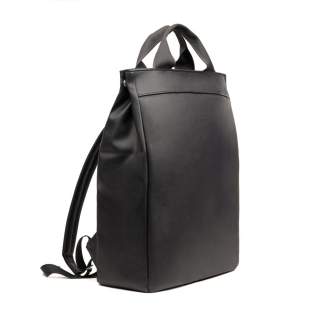 Sac à dos pour usage quotidien au design et look élégant. Dispose d'un compartiment rembourré pour ordinateur pour une protection supplémentaire. Peut être transporté comme sac fourre-tout ou comme sac à dos, ce qui le rend polyvalent. L'extérieur du sac à dos est en PU recyclé et la doublure intérieure est en matériaux recyclés. Fabriqué à partir de 35% de matériaux recyclés certifiés RCS (Recycled Claim Standard), garantissant une chaîne d'approvisionnement entièrement certifiée des matériaux recyclés utilisés. Le contenu recyclé total est basé sur le poids total du produit, reflétant notre engagement envers un approvisionnement responsable. Ce produit contient 27% de polyester recyclé certifié RCS et 8% de PU recyclé certifié RCS.Convient aux ordinateurs d'une taille totale de 17 pouces. Veuillez noter que les dimensions de l'écran ne sont pas les mêmes que celles de l'ordinateur entier. Sac à dos pour usage quotidien au design et look élégant. Dispose d'un compartiment rembourré pour ordinateur pour une protection supplémentaire. Peut être transporté comme sac fourre-tout ou comme sac à dos, ce qui le rend polyvalent. L'extérieur du sac à dos est en PU recyclé et la doublure intérieure est en matériaux recyclés. Fabriqué à partir de 35% de matériaux recyclés certifiés RCS (Recycled Claim Standard), garantissant une chaîne d'approvisionnement entièrement certifiée des matériaux recyclés utilisés. Le contenu recyclé total est basé sur le poids total du produit, reflétant notre engagement envers un approvisionnement responsable. Ce produit contient 27% de polyester recyclé certifié RCS et 8% de PU recyclé certifié RCS.Convient aux ordinateurs d'une taille totale de 17 pouces. Veuillez noter que les dimensions de l'écran ne sont pas les mêmes que celles de l'ordinateur entier.