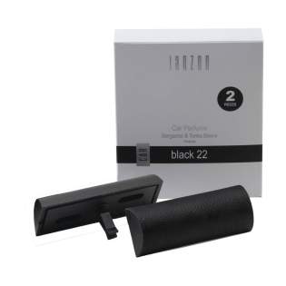 Parfum de voiture au parfum Black 22 de la marque Janzen. Avec ce parfum de voiture, vous êtes entouré de votre sentiment de retour à la maison, même sur la route. Le parfum dure de 35 à 45 jours et est diffusé par le flux d'air du système de ventilation de votre voiture. Le pack contient 2 pièces. Un parfum à la fois frais et chaud, en équilibre entre la légèreté et l’intensité, le féminin et le masculin. Black 22 est un riche bouquet comprenant de la bergamote et des épices, des écorces tropicales et des fèves tonka sucrées – également connues sous le nom de « fruit défendu ». Emballé par set dans un coffret cadeau. Par set dans une boîte. Parfum de voiture au parfum Black 22 de la marque Janzen. Avec ce parfum de voiture, vous êtes entouré de votre sentiment de retour à la maison, même sur la route. Le parfum dure de 35 à 45 jours et est diffusé par le flux d'air du système de ventilation de votre voiture. Le pack contient 2 pièces. Un parfum à la fois frais et chaud, en équilibre entre la légèreté et l’intensité, le féminin et le masculin. Black 22 est un riche bouquet comprenant de la bergamote et des épices, des écorces tropicales et des fèves tonka sucrées – également connues sous le nom de « fruit défendu ». Emballé par set dans un coffret cadeau. Par set dans une boîte.