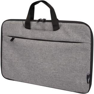 La sacoche pour ordinateur portable 2 en 1 Libra est parfaite pour les déplacements quotidiens ou les voyages en raison de ses fonctionnalités et de son design bien pensés. Elle est fabriquée à partir de polyester recyclé certifié GRS et d'une doublure en RPET. Elle est dotée d'un compartiment principal zippé qui peut s'ouvrir à 180 degrés pour faciliter les contrôles de sécurité. La sacoche comprend également une housse pour ordinateur portable 14" protégée en néoprène de qualité d'un côté, 2 poches en maille filet de l'autre côté, une poche avant zippée, une sangle pour trolley à l'arrière et deux poches ouvertes pour un rangement supplémentaire où vous pouvez également ranger facilement les poignées en sangle, la transformant en housse pour ordinateur portable. La sacoche pour ordinateur portable 2 en 1 Libra est parfaite pour les déplacements quotidiens ou les voyages en raison de ses fonctionnalités et de son design bien pensés. Elle est fabriquée à partir de polyester recyclé certifié GRS et d'une doublure en RPET. Elle est dotée d'un compartiment principal zippé qui peut s'ouvrir à 180 degrés pour faciliter les contrôles de sécurité. La sacoche comprend également une housse pour ordinateur portable 14" protégée en néoprène de qualité d'un côté, 2 poches en maille filet de l'autre côté, une poche avant zippée, une sangle pour trolley à l'arrière et deux poches ouvertes pour un rangement supplémentaire où vous pouvez également ranger facilement les poignées en sangle, la transformant en housse pour ordinateur portable.