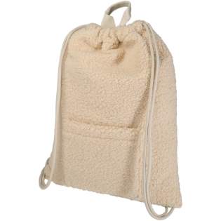 The Bear sherpa drawstring backpack is made from GRS certified recycled polyester. It features a spacious main compartment, a convenient front pocket for quick-access items, and a top handle for easy carrying. Volume capacity: 9 litres.