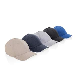 Casquette Milo AWARE™ à 6 panneaux chiné. 70% coton recyclé et 30% polyester recyclé. La casquette est livrée avec une fermeture à boucle métallique.