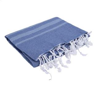 Ein multifunktionales Hamam-Handtuch von Oxious. Hergestellt aus 50% Ökotex-zertifizierter Baumwolle und 50% recycelten industriellen Textilabfällen (140 g/m²). Vibe ist ein wunderbar weiches und stylisches Tuch mit coolem Streifenmuster. Schön als Schal, Kleid auf der Couch, luxuriöses (Hamam-) Tuch oder Handtuch. Das Tuch ist handgefertigt. Vibe symbolisiert Entspannung in einer gemütlichen Atmosphäre und Umgebung.  Diese schönen, weichen Tücher werden von einheimischen Frauen in einem kleinen Dorf in der Türkei hergestellt. Sie arbeiten dort in einem sozialen Kontext mit Raum für Wachstum und Entwicklung. Die Tücher werden mit Liebe und Sorgfalt für die Umwelt handgefertigt. Mit einem Produkt aus der Oxious-Kollektion kann purer Genuss beginnen. Optional: Einzeln in einem Umschlag  und/oder mit einer Banderole aus Kraftpapier geliefert.