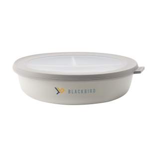 Frischhaltebox oder Lunchbox aus Kunststoff mit Deckel der Marke Mepal. Großzügiges Format. Geeignet zum separaten Aufbewahren, aufwärmen und servieren von Speisen. Hochwertige Qualität und praktisch unzerbrechlich. Ideal für unterwegs oder für das Mittagessen in der Schule oder am Arbeitsplatz. Die Cirqula ist luftdicht verschlossen, so dass der Inhalt lange Zeit frisch bleibt. Diese Multifunktionsbox ist für den Kühlschrank, das Gefrierfach und die Mikrowelle geeignet (mit Ausnahme des Deckels). BPA-frei, für Lebensmittel zugelassen und auslaufsicher. Geruchs- und geschmacksneutral. Mit 2 Jahren Mepal-Garantie. Fassungsvermögen: 250, 250 und 500 ml. Made in Holland. LAGERBESTANDSINFORMATION: Bis zu 1.000 Stück innerhalb von 10 Arbeitstagen verfügbar. Ausnahmen vorbehalten. Frischhaltebox oder Lunchbox aus Kunststoff mit Deckel der Marke Mepal. Großzügiges Format. Geeignet zum separaten Aufbewahren, aufwärmen und servieren von Speisen. Hochwertige Qualität und praktisch unzerbrechlich. Ideal für unterwegs oder für das Mittagessen in der Schule oder am Arbeitsplatz. Die Cirqula ist luftdicht verschlossen, so dass der Inhalt lange Zeit frisch bleibt. Diese Multifunktionsbox ist für den Kühlschrank, das Gefrierfach und die Mikrowelle geeignet (mit Ausnahme des Deckels). BPA-frei, für Lebensmittel zugelassen und auslaufsicher. Geruchs- und geschmacksneutral. Mit 2 Jahren Mepal-Garantie. Fassungsvermögen: 250, 250 und 500 ml. Made in Holland. LAGERBESTANDSINFORMATION: Bis zu 1.000 Stück innerhalb von 10 Arbeitstagen verfügbar. Ausnahmen vorbehalten.