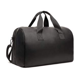 Die Außenseite dieser elgeanten und raffinierten Wochenend-Tasche ist aus recyceltem PU nach RCS-Standards gefertigt, das Innenfutter besteht ebenfalls aus recycelten Materialien. Die Reißverschlüsse an den kurzen Endseiten ermöglichen einen weiten Zugriff auf die Tasche, was die Handhabung erleichtert. Der bequeme Tragegriff und der verstellbare Schultergurt machen die Tasche vielseitig einsetzbar für jede Reise. Die Zertifizierung durch RCS (Recycled Claim Standard) garantiert, dass die gesamte Lieferkette der recycelten Materialien zertifiziert ist. Der Gesamtanteil an recyceltem Material basiert auf dem Gesamtgewicht des Produkts. Dieses Produkt enthält 24% RCS-zertifiziertes recyceltes Polyester und 7% RCS-zertifiziertes recyceltes PU. Die Außenseite dieser elgeanten und raffinierten Wochenend-Tasche ist aus recyceltem PU nach RCS-Standards gefertigt, das Innenfutter besteht ebenfalls aus recycelten Materialien. Die Reißverschlüsse an den kurzen Endseiten ermöglichen einen weiten Zugriff auf die Tasche, was die Handhabung erleichtert. Der bequeme Tragegriff und der verstellbare Schultergurt machen die Tasche vielseitig einsetzbar für jede Reise. Die Zertifizierung durch RCS (Recycled Claim Standard) garantiert, dass die gesamte Lieferkette der recycelten Materialien zertifiziert ist. Der Gesamtanteil an recyceltem Material basiert auf dem Gesamtgewicht des Produkts. Dieses Produkt enthält 24% RCS-zertifiziertes recyceltes Polyester und 7% RCS-zertifiziertes recyceltes PU.