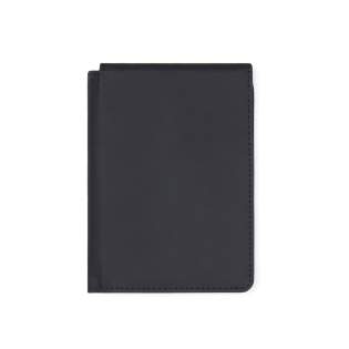 Voyagez avec notre porte-passeport élégant et sécurisé, équipé d'une protection anti-écrémage RFID. Parfait pour les voyages d'affaires ou les vacances, cet étui dispose de compartiments dédiés pour votre passeport, votre carte d'embarquement et autres cartes essentielles. Dimensionné pour tenir facilement dans votre sac ou votre poche. Fabriqué en matériau PU recyclé. Certifiée selon RCS (Recycled Claim Standard), la certification RCS garantit que toute la chaîne d'approvisionnement des matériaux recyclés est certifiée. Le contenu recyclé total est basé sur le poids total du produit. Ce produit contient 13 % de PU recyclé certifié RCS. Voyagez avec notre porte-passeport élégant et sécurisé, équipé d'une protection anti-écrémage RFID. Parfait pour les voyages d'affaires ou les vacances, cet étui dispose de compartiments dédiés pour votre passeport, votre carte d'embarquement et autres cartes essentielles. Dimensionné pour tenir facilement dans votre sac ou votre poche. Fabriqué en matériau PU recyclé. Certifiée selon RCS (Recycled Claim Standard), la certification RCS garantit que toute la chaîne d'approvisionnement des matériaux recyclés est certifiée. Le contenu recyclé total est basé sur le poids total du produit. Ce produit contient 13 % de PU recyclé certifié RCS.
