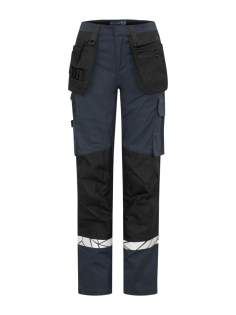 • Werkbroek met open zijzakken en achterzakken met extra breedte, linkerkant met klep en magnetische sluiting <br />• Holstertassen aan beide zijden voor gereedschap, pennen, etc <br />• Beenzakken, linkerzak met klep en magnetische sluiting, interne telefoonzak en houder voor ID-kaart <br />• Rechterzijde zak voor vouwmeter en zak voor gereedschap met messenknoop<br />• Kniebeschermingszakken, te openen aan de buitenkant met rits • Wijdere riemlus aan de achterkant om druk van de riem te voorkomen <br />• Verborgen knoop aan de voorkant <br />• Voorgevormde knieën, stretchstof in het kruis en ingenaaide stretchband in de taille voor verhoogd comfort <br />• Cordura® versterking in de vouwmeterzak, achterzakken en over de knieën voor verhoogde duurzaamheid <br />• Waschipzakje<br /><br />Getest voor industrieel wassen volgens ISO 15797<br />Verhoogde zichtbaarheid volgens EN 17353<br />Geleverd in een bio-based, composteerbare polybag • Werkbroek met open zijzakken en achterzakken met extra breedte, linkerkant met klep en magnetische sluiting <br />• Holstertassen aan beide zijden voor gereedschap, pennen, etc <br />• Beenzakken, linkerzak met klep en magnetische sluiting, interne telefoonzak en houder voor ID-kaart <br />• Rechterzijde zak voor vouwmeter en zak voor gereedschap met messenknoop<br />• Kniebeschermingszakken, te openen aan de buitenkant met rits • Wijdere riemlus aan de achterkant om druk van de riem te voorkomen <br />• Verborgen knoop aan de voorkant <br />• Voorgevormde knieën, stretchstof in het kruis en ingenaaide stretchband in de taille voor verhoogd comfort <br />• Cordura® versterking in de vouwmeterzak, achterzakken en over de knieën voor verhoogde duurzaamheid <br />• Waschipzakje<br /><br />Getest voor industrieel wassen volgens ISO 15797<br />Verhoogde zichtbaarheid volgens EN 17353<br />Geleverd in een bio-based, composteerbare polybag