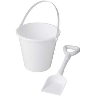 Des accessoires de plage essentiels, fabriqués à partir de plastique recyclé provenant des océans. Le matériau a été collecté dans un rayon de 50 km des côtes asiatiques et présente une finition mouchetée en raison de la nature du matériau recyclé. Le volume du seau est de 1250 ml. Conforme à la norme EN71. Disponibles en couleurs assorties, ou contactez-nous pour mixer et assortir !