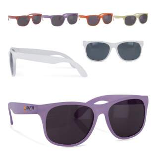 Ces lunettes blanc de soleil uniques changent de couleur lorsqu'elles entrent en contact avec la lumière du soleil. Vous obtenez ainsi l'effet surprenant du changement de couleur en plus d'une paire de lunettes élégante. Ces lunettes blanc de soleil uniques changent de couleur lorsqu'elles entrent en contact avec la lumière du soleil. Vous obtenez ainsi l'effet surprenant du changement de couleur en plus d'une paire de lunettes élégante.