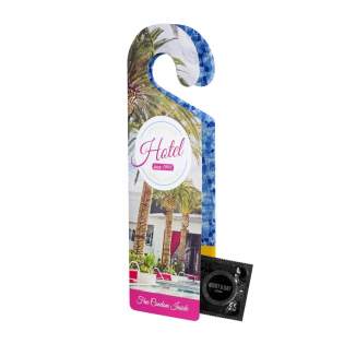 Double door hanger with 1 condom on the inside, ISO04074:2015 and CE0120 certified.