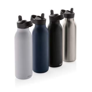 Die Ara RCS Recycled Stainless Steel Vakuumflasche ist mit einem innovativen Fliptop-Deckel und einem Strohhalm ausgestattet und damit perfekt für den Sport oder für unterwegs geeignet. Ihre doppelwandige Konstruktion aus recyceltem Edelstahl hält Ihr Wasser bis zu 20 Stunden lang kühl. Die Flasche passt in die meisten Standardbecherhalter im Auto, sodass Sie sie überallhin mitnehmen können. Sie wird aus RCS-zertifiziert (Recycled Claim Standard) recycelten Materialien hergestellt, die eine vollständig zertifizierte Lieferkette für recycelte Materialien gewährleisten. Mit einem Gesamtanteil an recyceltem Material von 96%, bezogen auf das Gesamtgewicht des Artikels, ist sie umweltfreundlich und BPA-frei. Fassungsvermögen von 500ml. In einer FSC®-zertifizierten Kraftverpackung können Sie die Box sogar als Telefonhalter, Stifthalter oder Blumentopf umfunktionieren!<br /><br />HoursHot: 5<br />HoursCold: 15