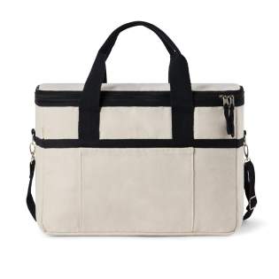 Découvrez notre panier réfrigérant spacieux, conçu pour garder vos produits préférés au frais pendant de longues périodes. Il est doté d'une bandoulière réglable et de poignées robustes pour un transport polyvalent. Fabriqué en toile recyclée de 500 g/m². La toile n'est ni teintée ni blanchie, ce qui élimine l'impact des produits chimiques sur l'environnement. Fabriqué à partir de matériaux 100 % recyclés, ce sac renforce notre engagement en faveur d'un approvisionnement responsable. Il est également doté de la technologie de traçage AWARE™, qui valide l'utilisation authentique de matériaux recyclés. 2 % des recettes de chaque produit vendu seront reversés à Water.org.