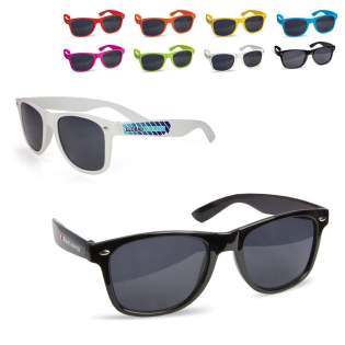 Zeitgenössische Sonnenbrille mit UV400-Filter, für einen modischen Look. Druck auf einem oder beiden Bügeln möglich. Zeitgenössische Sonnenbrille mit UV400-Filter, für einen modischen Look. Druck auf einem oder beiden Bügeln möglich.