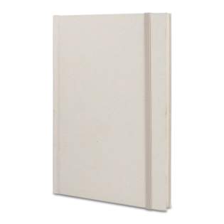 Dieses nachhaltige A5-Notizbuch hat einen Einband aus recyceltem Milchkartonpapier (120 g/m²). Es enthält 80 Blatt 70 g/m² gefüttertes Recycling-Milchkartonpapier, einen Gummibandverschluss und ein Lesezeichen mit Band. Dieses nachhaltige A5-Notizbuch hat einen Einband aus recyceltem Milchkartonpapier (120 g/m²). Es enthält 80 Blatt 70 g/m² gefüttertes Recycling-Milchkartonpapier, einen Gummibandverschluss und ein Lesezeichen mit Band.