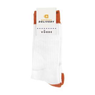 Bequeme, 100% zirkuläre Socken der Marke Vodde. Die Socken bestehen zu 53% aus recycelter Baumwolle (gesammelte Stofflappen), zu 38% aus recyceltem Polyester (aus gesammelten PET-Flaschen), 6% aus Nylon und zu 3% aus Elasthan. Inklusive eingestricktem, individuellem Design. Die Socken sind standardmäßig mit einem Etikett aneinander befestigt, das in Ihrem eigenen, vollfarbigen Design bedruckt werden kann. So entwerfen Sie Ihre eigenen Socken, die perfekt zu Ihrem Corporate Design und Ihren Wünschen passen. Diese Qualitätssocken haben eine verstärkte Sohle und sind ideal, um sie beim Sport oder bei Wanderungen zu tragen.   • Erhältlich in den Größen M (36-40) und L (41-46). • Mindestbestellmenge: 100 Paar Socken pro Größe. Mindestbestellmenge insgesamt: 200 Paar Socken.  • Optional: Lieferung paarweise in einer (individuell gestalteten) Schachtel aus recyceltem Karton - ab 1.200 Paar Socken möglich.   • Wenn Sie diese umweltfreundlichen Socken tragen, leisten Sie einen Beitrag zu einer nachhaltigen Welt mit weniger Umweltverschmutzung. Entwickelt und getestet in den Niederlanden. Made in the EU.  •  Das niederländische Unternehmen Vodde recycelt ausrangierte Textilien und stellt daraus neue Produkte her, die von niederländischen Designern entworfen werden. Vodde stellt seine Garne aus Baumwolle her, die von lokalen „Lumpenhändlern“ gesammelt wird, sowie aus Abfällen von Textilproduktionen in europäischen Ländern, in denen Vodde seine eigenen Produkte herstellt. Darüber hinaus werden Polyester aus PET-Flaschen, Nylon, Fischernetzen und anderen gesammelten Abfällen verwendet.