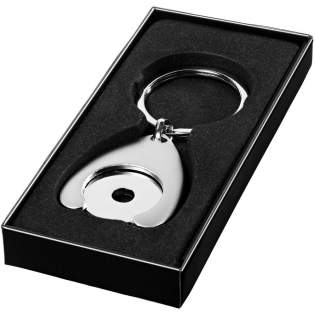 Trolley coin holder keychain. 1 euro sized coin with Ø 6 mm hole and holder, ideal for a supermarket shopping trolley. Includes a black gift box. Zinc alloy. 