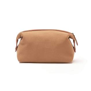 Trousse de toilette de la série Sloane. Sloane est fabriqué à partir de polyester recyclé, tissé pour imiter une toile sergée durable. Le tissu extérieur est composé à 100% de polyester recyclé provenant de bouteilles en PET. Détails exclusifs réalisés en faux cuir, en PUD acqueux. Il s'agit d'un faux cuir plus doux qui utilise principalement de l'eau pour remplacer les solvants puissants dans le processus de fabrication. Ce processus est meilleur pour la nature et, surtout, pour les travailleurs de l'usine. Une trousse de toilette élégante complète l'image de la personne bien habillée en voyage et devient, nous l'espérons, un bon compagnon pour de nombreuses années. Fabriqué avec des matériaux recyclés certifiés RCS (Recycled Claim Standard). La certification RCS garantit une chaîne d'approvisionnement entièrement certifiée pour les matériaux recyclés. Contenu recyclé sur la base du poids total de l'article. Trousse de toilette de la série Sloane. Sloane est fabriqué à partir de polyester recyclé, tissé pour imiter une toile sergée durable. Le tissu extérieur est composé à 100% de polyester recyclé provenant de bouteilles en PET. Détails exclusifs réalisés en faux cuir, en PUD acqueux. Il s'agit d'un faux cuir plus doux qui utilise principalement de l'eau pour remplacer les solvants puissants dans le processus de fabrication. Ce processus est meilleur pour la nature et, surtout, pour les travailleurs de l'usine. Une trousse de toilette élégante complète l'image de la personne bien habillée en voyage et devient, nous l'espérons, un bon compagnon pour de nombreuses années. Fabriqué avec des matériaux recyclés certifiés RCS (Recycled Claim Standard). La certification RCS garantit une chaîne d'approvisionnement entièrement certifiée pour les matériaux recyclés. Contenu recyclé sur la base du poids total de l'article.