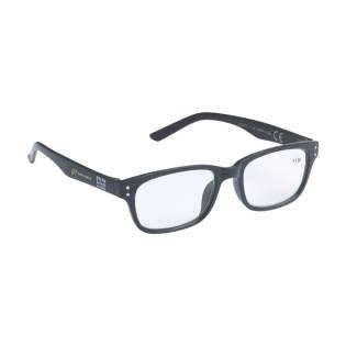 WoW! Lunettes de lecture fabriqué à partir de plastique Ocean Bound recyclé de Plastic Bank®. De vieilles bouteilles et d'autres produits en plastique errants ont été utilisés pour le matériau. • En achetant de ce produit, vous soutenez Plastic Bank®. Plastic Bank® est une organisation internationale avec deux objectifs principaux. Ces objectifs nous concernent tous, réduire la pauvreté et réduire les déchets plastiques dans les océans. Plastic Bank® rémunère des habitants de pays en développement pour qu'ils collectent les déchets plastiques. Ce plastique est collecté sur les plages, les berges des rivières, dans les décharges et les zones peu profondes de l'océan. Cela permet d'éviter que les déchets plastiques ne polluent les océans. Le plastique collecté est trié, nettoyé et transformé en granulés. De nouveaux produits sont alors fabriqués à partir de ces granulés et labellisés Social Plastic®. Optionnel : Chaque article peut être fourni dans une boite individuelle en papier kraft marron. WoW! Lunettes de lecture fabriqué à partir de plastique Ocean Bound recyclé de Plastic Bank®. De vieilles bouteilles et d'autres produits en plastique errants ont été utilisés pour le matériau. • En achetant de ce produit, vous soutenez Plastic Bank®. Plastic Bank® est une organisation internationale avec deux objectifs principaux. Ces objectifs nous concernent tous, réduire la pauvreté et réduire les déchets plastiques dans les océans. Plastic Bank® rémunère des habitants de pays en développement pour qu'ils collectent les déchets plastiques. Ce plastique est collecté sur les plages, les berges des rivières, dans les décharges et les zones peu profondes de l'océan. Cela permet d'éviter que les déchets plastiques ne polluent les océans. Le plastique collecté est trié, nettoyé et transformé en granulés. De nouveaux produits sont alors fabriqués à partir de ces granulés et labellisés Social Plastic®. Optionnel : Chaque article peut être fourni dans une boite individuelle en papier kraft marron.