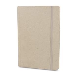 Dieses nachhaltige A5-Notizbuch hat einen Einband aus Grasfragmentpapier. Es enthält 80 Blatt FSC 70g/m² liniertes Papier, einen Gummibandverschluss und ein Lesezeichen mit Band. Dieses nachhaltige A5-Notizbuch hat einen Einband aus Grasfragmentpapier. Es enthält 80 Blatt FSC 70g/m² liniertes Papier, einen Gummibandverschluss und ein Lesezeichen mit Band.