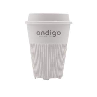 Wiederverwendbarer Kaffee-to-go-Becher mit Deckel von Circular&Co. Hergestellt aus 100% recyclebarem, robustem PP. Dieser stapelbare Becher sieht nicht nur attraktiv aus, das Design legt auch den Fokus auf Funktionalität. Die Rippen leiten die Wärme des Getränks ab und bieten einen angenehmen Griff. Außerdem hat der Becher einen schnell trocknenden Boden. Der Deckel mit Trinköffnung verhindert das Verschütten von Getränken. Passt in den Standard-Getränkehalter von Autos, also perfekt für unterwegs, aber auch als Becher an der Kaffeemaschine. Die perfekte Alternative zum Einweg-Kaffeebecher. Dieser Becher hält mehr als 500 Waschgänge und ist bis zu 6 Mal recycelbar. Nach nur 2 Benutzungen sind die CO2-Emissionen des Coffee-to-go-Bechers im Vergleich zu einer Einweg-Alternative ausgeglichen. Durch den Wechsel zu einem wiederverwendbaren Becher landen Milliarden von Bechern weniger auf der Mülldeponie. Dieser schöne Becher ist lebensmittelecht, BPA- und Melamin-frei. Nur für die Spülmaschine im oberen Geschirrkorb geeignet. Fassungsvermögen 227 ml. Wiederverwendbarer Kaffee-to-go-Becher mit Deckel von Circular&Co. Hergestellt aus 100% recyclebarem, robustem PP. Dieser stapelbare Becher sieht nicht nur attraktiv aus, das Design legt auch den Fokus auf Funktionalität. Die Rippen leiten die Wärme des Getränks ab und bieten einen angenehmen Griff. Außerdem hat der Becher einen schnell trocknenden Boden. Der Deckel mit Trinköffnung verhindert das Verschütten von Getränken. Passt in den Standard-Getränkehalter von Autos, also perfekt für unterwegs, aber auch als Becher an der Kaffeemaschine. Die perfekte Alternative zum Einweg-Kaffeebecher. Dieser Becher hält mehr als 500 Waschgänge und ist bis zu 6 Mal recycelbar. Nach nur 2 Benutzungen sind die CO2-Emissionen des Coffee-to-go-Bechers im Vergleich zu einer Einweg-Alternative ausgeglichen. Durch den Wechsel zu einem wiederverwendbaren Becher landen Milliarden von Bechern weniger auf der Mülldeponie. Dieser schöne Becher ist lebensmittelecht, BPA- und Melamin-frei. Nur für die Spülmaschine im oberen Geschirrkorb geeignet. Fassungsvermögen 227 ml.