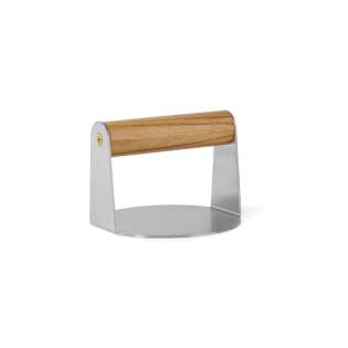 Meet the Paso smash burger press, a must-have for perfect smash burgers and more. Crafted from premium stainless steel with an FSC® certified ash wood handle, it ensures comfort and durability. Its 11 cm diameter is ideal for evenly grilled burgers, pressed sandwiches, or crispy bacon. Meet the Paso smash burger press, a must-have for perfect smash burgers and more. Crafted from premium stainless steel with an FSC® certified ash wood handle, it ensures comfort and durability. Its 11 cm diameter is ideal for evenly grilled burgers, pressed sandwiches, or crispy bacon.