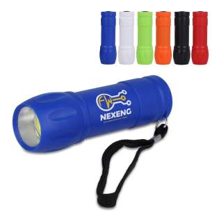 Torche compacte fabriquée en ABS recyclé et dotée d'une lampe COB de 80lm. Elle est équipée d'une dragonne pour faciliter le transport et de 3 piles AAA pour une utilisation immédiate. Idéale pour les tâches quotidiennes et les activités de plein air... Torche compacte fabriquée en ABS recyclé et dotée d'une lampe COB de 80lm. Elle est équipée d'une dragonne pour faciliter le transport et de 3 piles AAA pour une utilisation immédiate. Idéale pour les tâches quotidiennes et les activités de plein air...