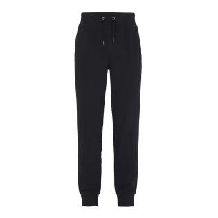 Goed gemaakte broek met een zwaardere uitstraling, gemaakt van French Terry (gelust aan de binnenkant). Voorzakken met 2x2 ribboord. Elastische tailleband met 2x2 ribboord en trekkoord. Alles in dezelfde kleurtint. Details in metallic kleur. Manchetten aan de onderkant van de broekspijpen. Decoratieve naden in overlock-stijl.