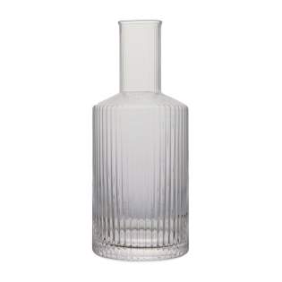 A carafe created with timeless design and classic, elegant lines. Perfect for any occasion where you want to serve refreshing drinks with style. The carafe creates a sophisticated atmosphere at the dinner table or other festive occasions. Ideal for water, juice and other cold beverages. Made of soda-lime glass. The carafe holds 1450 ml and is dishwasher safe. Cold drinks only.