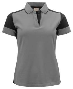 Bicolor polo piqué met korter knopenpad en contrasterende tipping aan de kraag zonder knopen. Contrasterend lint in de nek en aan de zijsplitjes. Uitscheurbaar neklabel en afzonderlijk geweven maatlabel. Aan de binnenzijde van de linkerzijnaad werd een zakje voorzien voor het innaaien van een waschip.  Oeko-Tex 100 gecertificeerd. Dit artikel is verpakt in een composteerbare polybag.