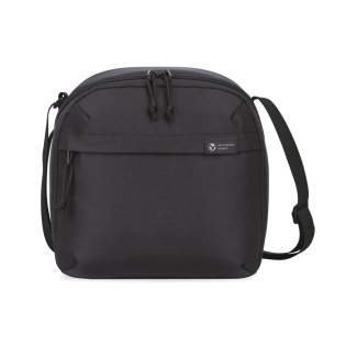 Een moderne en duurzame update van een klassieke lunchtas, gemaakt van gerecycled stof en webbing van plastic flessen. Voorvak met rits voor het opbergen van accessoires. Dubbele ritsopening in een schuine hoek naar het geïsoleerde hoofdcompartiment. Verstelbare, ambidextrous schouderriem voor gepersonaliseerd dragen. Geschikt voor 9 blikjes. Beschikbaar aan beide zijden van de Atlantische Oceaan. Dit item wordt in de VS en Canada ook aangeboden door Gemline.<br /><br />PVC free: true Een moderne en duurzame update van een klassieke lunchtas, gemaakt van gerecycled stof en webbing van plastic flessen. Voorvak met rits voor het opbergen van accessoires. Dubbele ritsopening in een schuine hoek naar het geïsoleerde hoofdcompartiment. Verstelbare, ambidextrous schouderriem voor gepersonaliseerd dragen. Geschikt voor 9 blikjes. Beschikbaar aan beide zijden van de Atlantische Oceaan. Dit item wordt in de VS en Canada ook aangeboden door Gemline.<br /><br />PVC free: true
