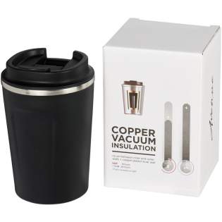 Design sous vide en acier inoxydable à double paroi résistante avec isolation en cuivre, ce qui permet à votre boisson de rester froide pendant 24 h et chaude pendant au moins 8 h. Le design empêche également la formation de condensation à l’extérieur du gobelet. Couvercle d'étanchéité à visser. Revêtement en poudre durable et tendance. Capacité de 360ml. Présentée dans une boite cadeau Avenue. Design sous vide en acier inoxydable à double paroi résistante avec isolation en cuivre, ce qui permet à votre boisson de rester froide pendant 24 h et chaude pendant au moins 8 h. Le design empêche également la formation de condensation à l’extérieur du gobelet. Couvercle d'étanchéité à visser. Revêtement en poudre durable et tendance. Capacité de 360ml. Présentée dans une boite cadeau Avenue.