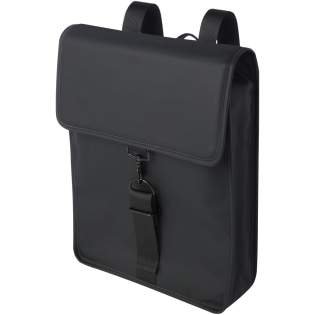 Le sac à dos Turner est conçu à partir de matériaux durables. L'extérieur est composé de 51 % de plastique PU recyclé GRS et la doublure est composée de 100 % de RPET recyclé GRS. Le sac à dos comporte un compartiment matelassé pour ordinateur portable de 15,6 pouces, une bande intérieure pour ranger une bouteille d'eau et une poche zippée pour les petits objets. Le compartiment principal s'ouvre et se ferme à l'aide de la boucle du fermoir. Ce sac à dos est fait pour durer et, grâce à son design classique et à ses matériaux robustes, il deviendra un favori. Le sac à dos Turner est conçu à partir de matériaux durables. L'extérieur est composé de 51 % de plastique PU recyclé GRS et la doublure est composée de 100 % de RPET recyclé GRS. Le sac à dos comporte un compartiment matelassé pour ordinateur portable de 15,6 pouces, une bande intérieure pour ranger une bouteille d'eau et une poche zippée pour les petits objets. Le compartiment principal s'ouvre et se ferme à l'aide de la boucle du fermoir. Ce sac à dos est fait pour durer et, grâce à son design classique et à ses matériaux robustes, il deviendra un favori.