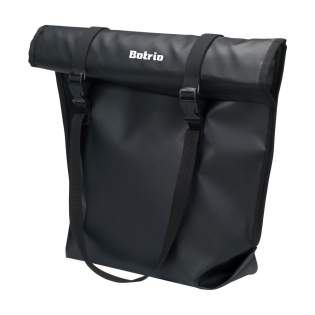Sac à vélo de la marque Fraenck, fabriqué en toile de voile recyclée. Ce matériau robuste et imperméable est fabriqué à partir de restes de matériaux recyclés provenant de l'industrie de la voile. La fermeture du sac peut être enroulée et fixée à l'aide de clips de fermeture. Les deux côtés du sac sont renforcés par une bande de biais. L'intérieur a un fond et un dos renforcés. Facile à attacher au porte-vélos. Fabriqué en Hollande. Sac à vélo de la marque Fraenck, fabriqué en toile de voile recyclée. Ce matériau robuste et imperméable est fabriqué à partir de restes de matériaux recyclés provenant de l'industrie de la voile. La fermeture du sac peut être enroulée et fixée à l'aide de clips de fermeture. Les deux côtés du sac sont renforcés par une bande de biais. L'intérieur a un fond et un dos renforcés. Facile à attacher au porte-vélos. Fabriqué en Hollande.