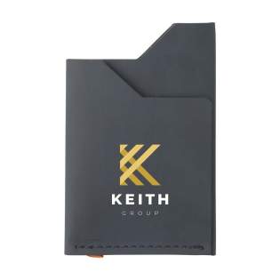 Porte-cartes fabriqué à partir de déchets de cuir recyclés (provenant de cuir italien) et de liants naturels. Un produit de la marque MADE out of. Le cuir recyclé est très solide, a un bel aspect mat et sent le cuir. La couche supérieure colorée est constituée d'un revêtement PU très fin, de 100% à base d'eau. Pour transporter les cartes en toute sécurité. Avec une poche supplémentaire pour les reçus ou les cartes de visite. Fait main. Conception hollandaise. Fabriqué en Hollande. Porte-cartes fabriqué à partir de déchets de cuir recyclés (provenant de cuir italien) et de liants naturels. Un produit de la marque MADE out of. Le cuir recyclé est très solide, a un bel aspect mat et sent le cuir. La couche supérieure colorée est constituée d'un revêtement PU très fin, de 100% à base d'eau. Pour transporter les cartes en toute sécurité. Avec une poche supplémentaire pour les reçus ou les cartes de visite. Fait main. Conception hollandaise. Fabriqué en Hollande.