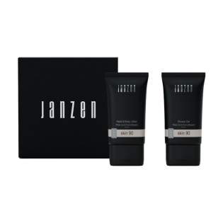 Brievenbuspakket met 2 verzorgingsproducten in de geur Black 22 van het merk Janzen. Inhoud: • Shower Gel - 50 ml • Hand & Body Lotion - 50 ml. Opgewekt en vrolijk, dat is Skin 90. De kersenbloesem heeft in Japan een haast heilige status. Met haar lichtroze blaadjes en aangename geur is de boom een waar feest voor de zintuigen. Het subtiele van de kersenbloesem wordt in dit parfum afgewisseld met het frisse van de lelie en krachtige van de tonkaboon. Deze giftset zit in een stijlvolle verpakking die qua formaat perfect door de brievenbus past. Ideaal als direct mailing en een persoonlijke attentie voor de ontvanger. Brievenbuspakket met 2 verzorgingsproducten in de geur Black 22 van het merk Janzen. Inhoud: • Shower Gel - 50 ml • Hand & Body Lotion - 50 ml. Opgewekt en vrolijk, dat is Skin 90. De kersenbloesem heeft in Japan een haast heilige status. Met haar lichtroze blaadjes en aangename geur is de boom een waar feest voor de zintuigen. Het subtiele van de kersenbloesem wordt in dit parfum afgewisseld met het frisse van de lelie en krachtige van de tonkaboon. Deze giftset zit in een stijlvolle verpakking die qua formaat perfect door de brievenbus past. Ideaal als direct mailing en een persoonlijke attentie voor de ontvanger.