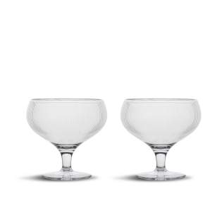 Le verre coupé Billi a un design caractéristique unique qui représente Sagaform de manière évidente. Avec son bol arrondi orné de rayures et son pied bas, ce verre coupe est à la fois beau et fonctionnel. Grâce à sa forme pratique, empilable et bien pensée, ce verre est parfait pour de nombreuses occasions. Fabriqué en PET recyclé (rPET). Chaque paquet contient deux verres coupés de Sagaform, le cadeau idéal pour quelqu'un qui a déjà tout. Conçu en Suède par Studio Sagaform. La gamme Billi est adaptée à des températures allant jusqu'à 50°C. Lavage à la main uniquement. Taille ø10x9,5 cm 30 cl. Le verre coupé Billi a un design caractéristique unique qui représente Sagaform de manière évidente. Avec son bol arrondi orné de rayures et son pied bas, ce verre coupe est à la fois beau et fonctionnel. Grâce à sa forme pratique, empilable et bien pensée, ce verre est parfait pour de nombreuses occasions. Fabriqué en PET recyclé (rPET). Chaque paquet contient deux verres coupés de Sagaform, le cadeau idéal pour quelqu'un qui a déjà tout. Conçu en Suède par Studio Sagaform. La gamme Billi est adaptée à des températures allant jusqu'à 50°C. Lavage à la main uniquement. Taille ø10x9,5 cm 30 cl.