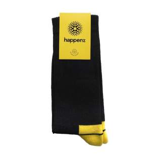 Bequeme Sportsocken der Marke Kingly. Diese hochwertigen Socken werden aus ethisch vertretbaren Materialien hergestellt und bestehen aus einer Mischung aus 80% gekämmter Baumwolle, 17% recyceltem Polyamid und 3% Elasthan. Sie bieten eine eng anliegende, angenehme Passform, ein vollständiges Frottee-Futter für ganztägigen Komfort und verstärkte Fersen- und Zehenzonen für zusätzlichen Komfort und Langlebigkeit. Die Socken können mit einem eingestrickten, individuellen Design in bis zu 6 Farben personalisiert werden. Auswahl aus 160 Garnfarben. Die Socken werden paarweise mit einem recycelten Etikett verpackt, das mit Ihrem eigenen Full-Colour-Design bedruckt werden kann - so entstehen Socken, die perfekt zu Ihrer Markenidentität passen. Erhältliche Größen: M (36–39) und L (40–46). Mindestbestellmenge: 50 Paar pro Größe und pro Design. OEKO-TEX-zertifiziert. Hergestellt in Europa. ZUSÄTZLICHE INFORMATIONEN: Die angegebenen PMS-Farben werden mit den verfügbaren Garnen so genau wie möglich angenähert. Aufgrund von Materialunterschieden kann eine exakte Farbübereinstimmung nicht garantiert werden. Bequeme Sportsocken der Marke Kingly. Diese hochwertigen Socken werden aus ethisch vertretbaren Materialien hergestellt und bestehen aus einer Mischung aus 80% gekämmter Baumwolle, 17% recyceltem Polyamid und 3% Elasthan. Sie bieten eine eng anliegende, angenehme Passform, ein vollständiges Frottee-Futter für ganztägigen Komfort und verstärkte Fersen- und Zehenzonen für zusätzlichen Komfort und Langlebigkeit. Die Socken können mit einem eingestrickten, individuellen Design in bis zu 6 Farben personalisiert werden. Auswahl aus 160 Garnfarben. Die Socken werden paarweise mit einem recycelten Etikett verpackt, das mit Ihrem eigenen Full-Colour-Design bedruckt werden kann - so entstehen Socken, die perfekt zu Ihrer Markenidentität passen. Erhältliche Größen: M (36–39) und L (40–46). Mindestbestellmenge: 50 Paar pro Größe und pro Design. OEKO-TEX-zertifiziert. Hergestellt in Europa. ZUSÄTZLICHE INFORMATIONEN: Die angegebenen PMS-Farben werden mit den verfügbaren Garnen so genau wie möglich angenähert. Aufgrund von Materialunterschieden kann eine exakte Farbübereinstimmung nicht garantiert werden.